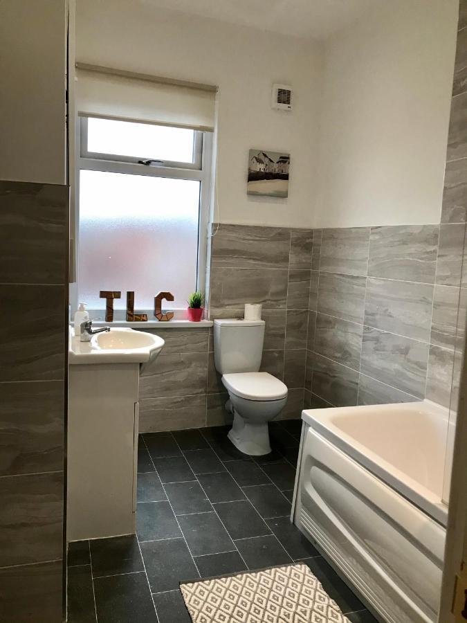 Stylish 3 Bedroom House Only 5 Mins From M6/M58 ウィガン エクステリア 写真