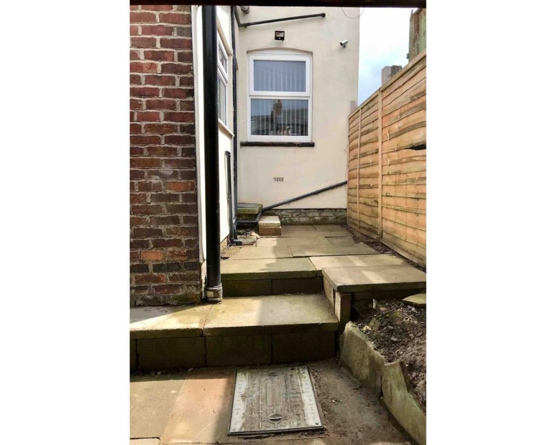 Stylish 3 Bedroom House Only 5 Mins From M6/M58 ウィガン エクステリア 写真