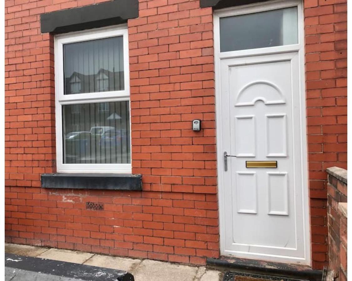 Stylish 3 Bedroom House Only 5 Mins From M6/M58 ウィガン エクステリア 写真